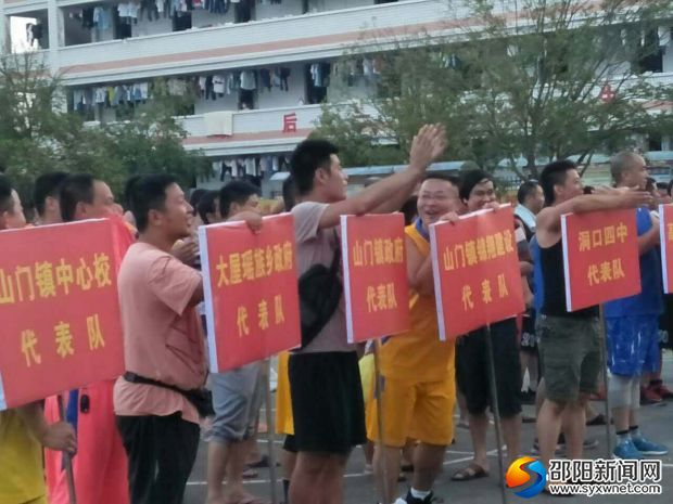 闭幕式上队员们笑容满面