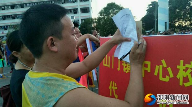 队员们欢笑着接过奖品