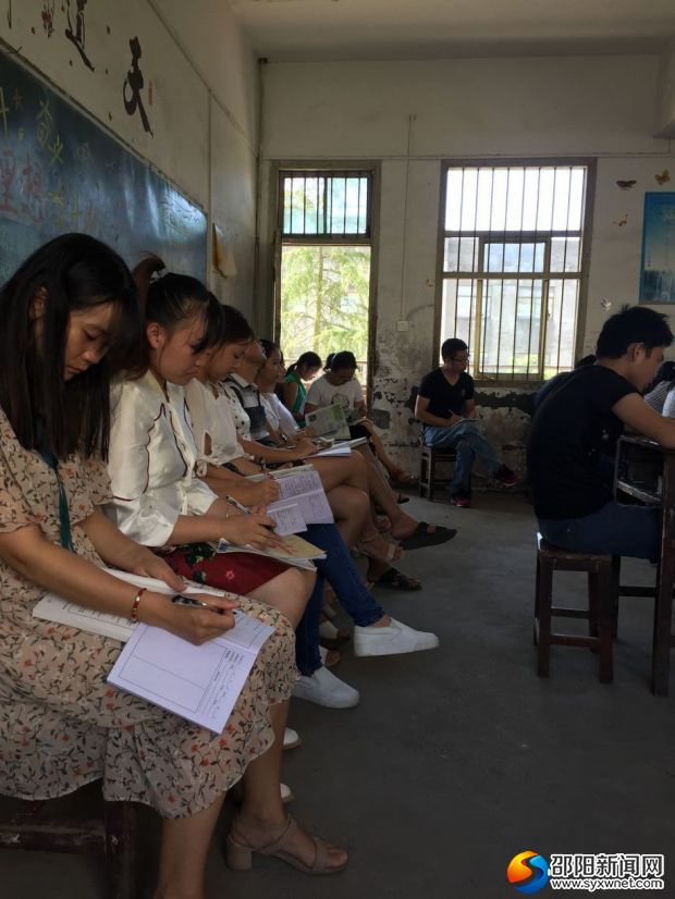 听课教师认真做记录