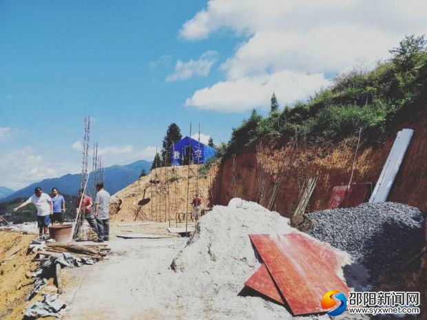 督查灾后重建现场