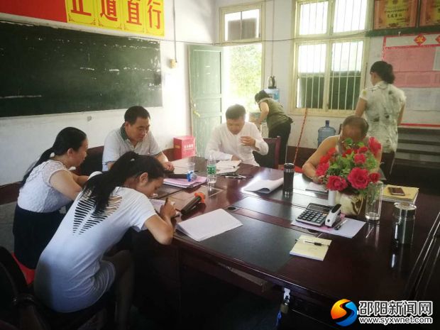老师们正在讨论教材教法