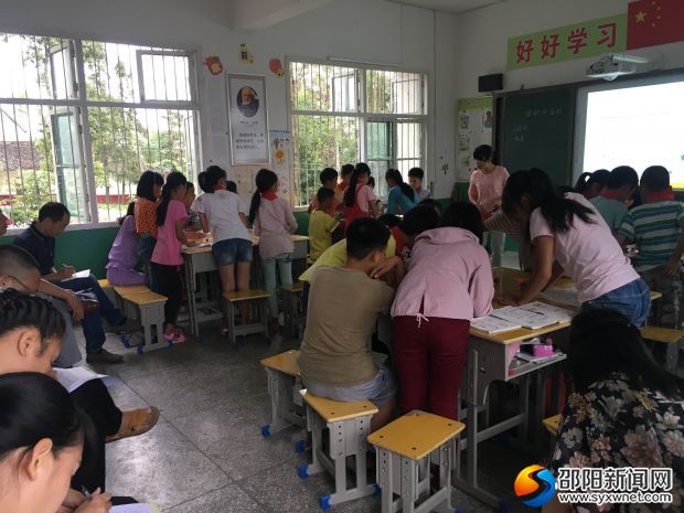 尹芳老师与学生一起探究
