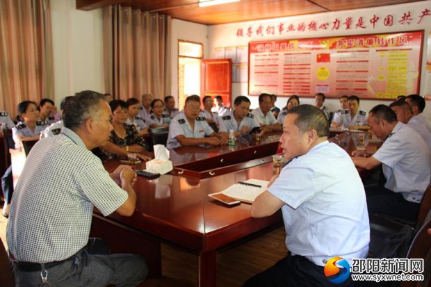 座谈会上宝瑶村支书介绍宝瑶经验_副本