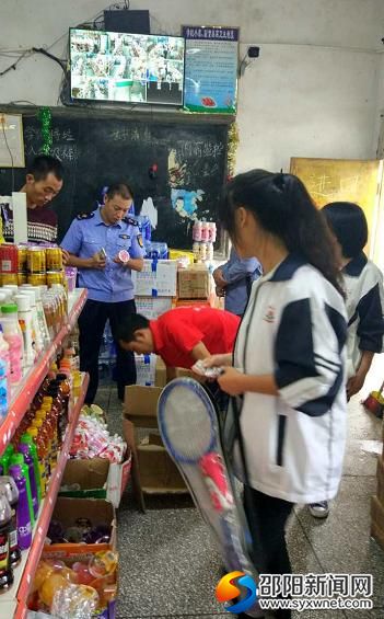 执法人员对学校商店进行检查