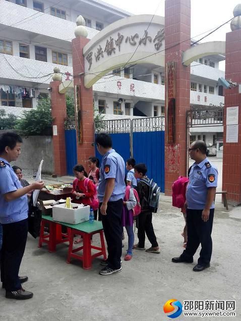 执法人员督促校园周边食品摊贩