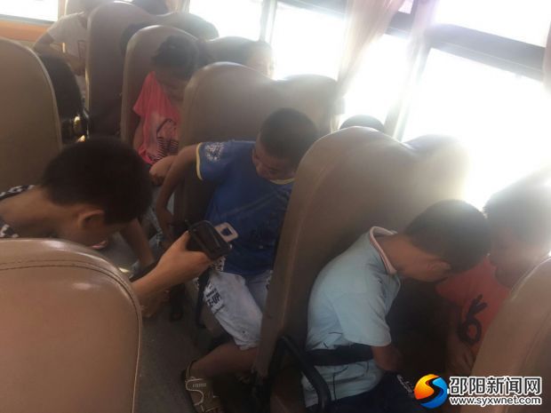 同学们学会如何系好安全带