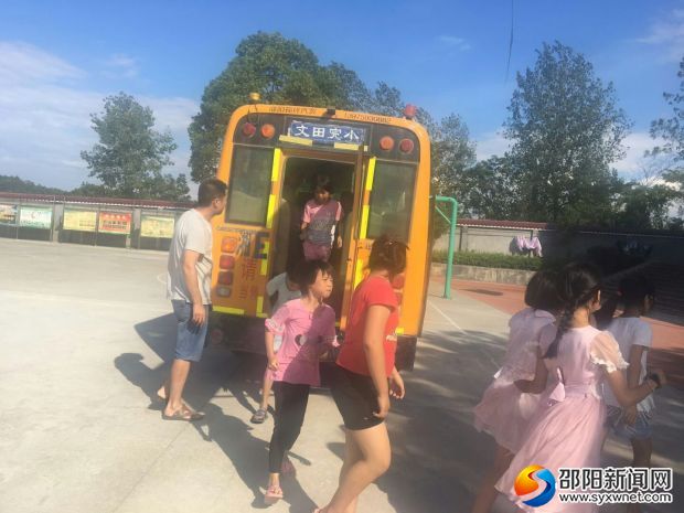 同学们迅速从安全通道撤离校车