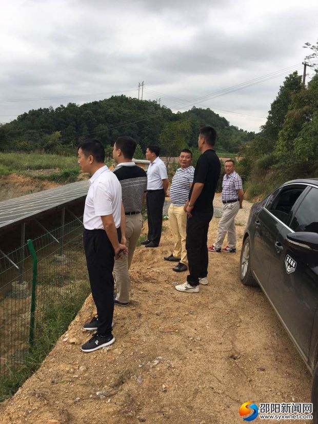 调研组实地查看光伏项目建设情况