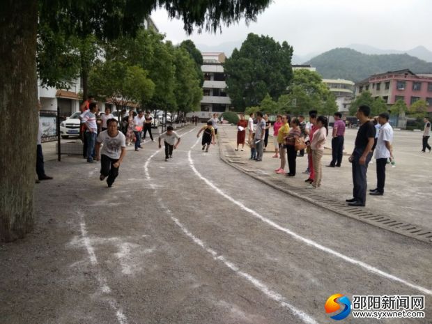 青年组在进行一百米短跑