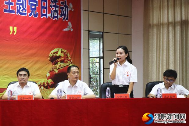 双方辩手引经据典、唇枪舌战,展开激烈辩论