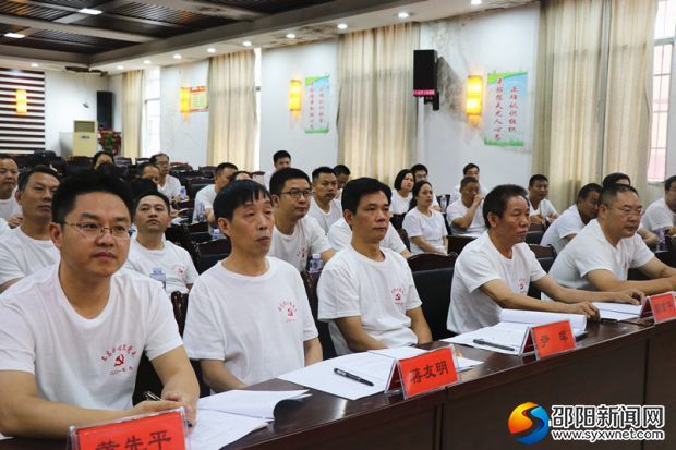 邵阳县委常委、组织部长尹晖(前排中)等担任现场评委