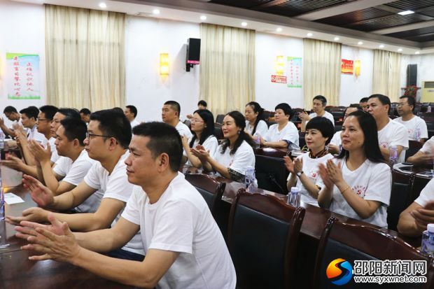 精彩的辩论博弈场景,赢得现场阵阵掌声与喝彩。
