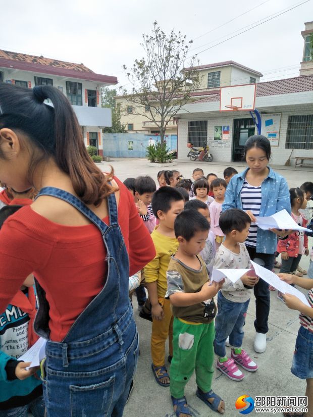 班主任发放平安创建宣传资料