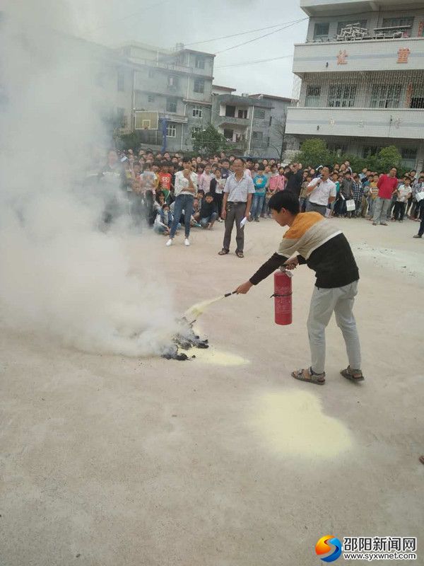 学生操作使用灭火器
