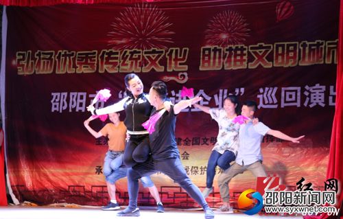 一级演员李赛俭和企业职工人员同台互动
