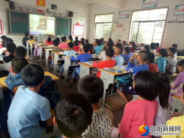 学生认真地观看视频