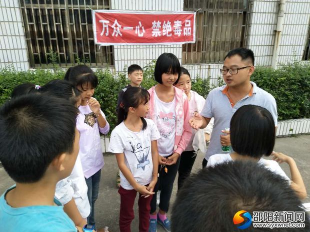 镇综治办主任孙邦耐心地为学生讲解图片内容