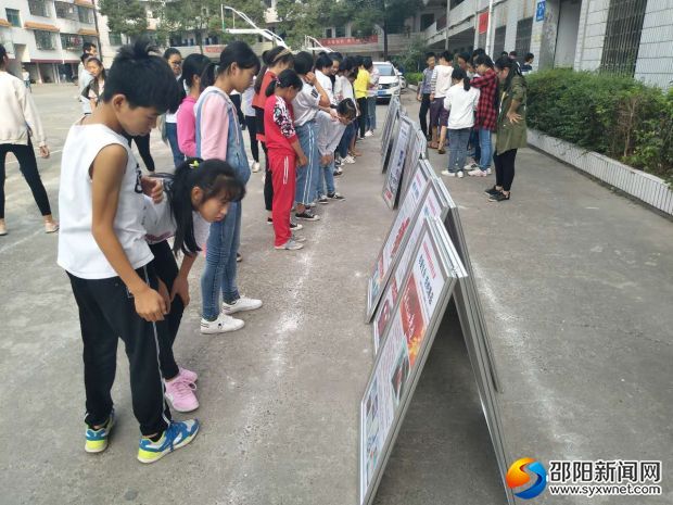 学生在观看禁毒图片展