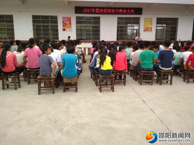 曾主任在认真讲解假期注意事项