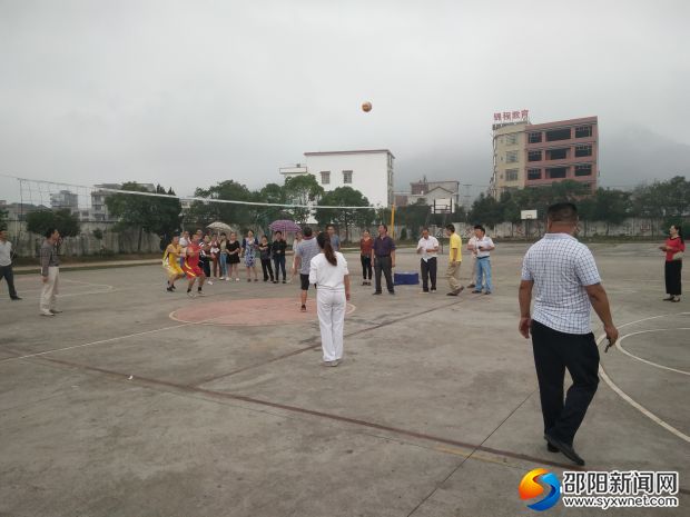 赛场上教师们挥洒汗水