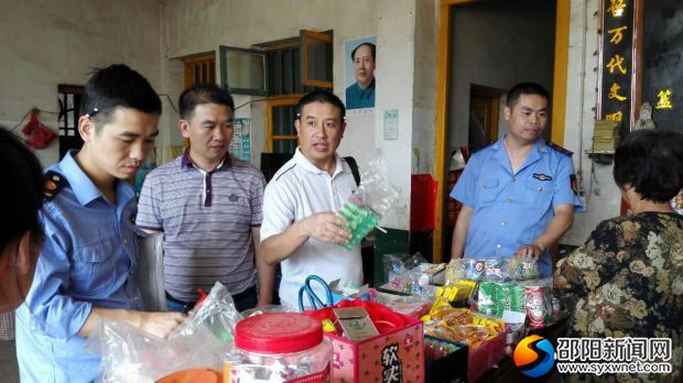 执法人员正在检查商店销售的&ldquo;三无&rdquo;产品