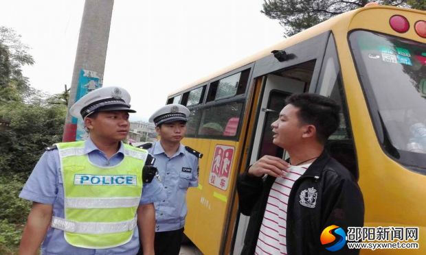 9月29日,工作人员正在对校车进行安全生产检查