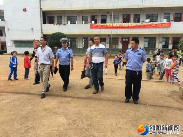 多部门工作人正在对学校周边环境进行安全生产检查