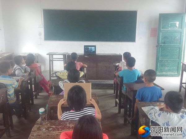 学生观看防溺水警示教育片