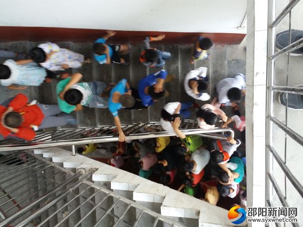 学生秩序撤离