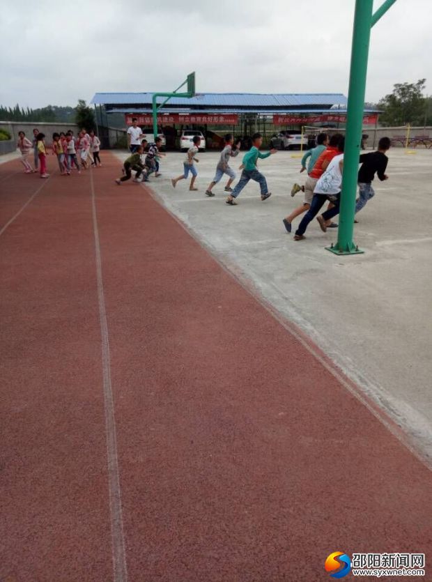 同学们练习蹲踞式起跑