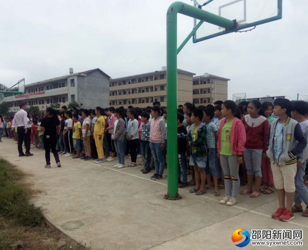全校师生仔细聆听