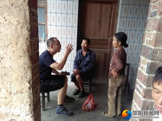 该镇人大主席为贫困户送节礼