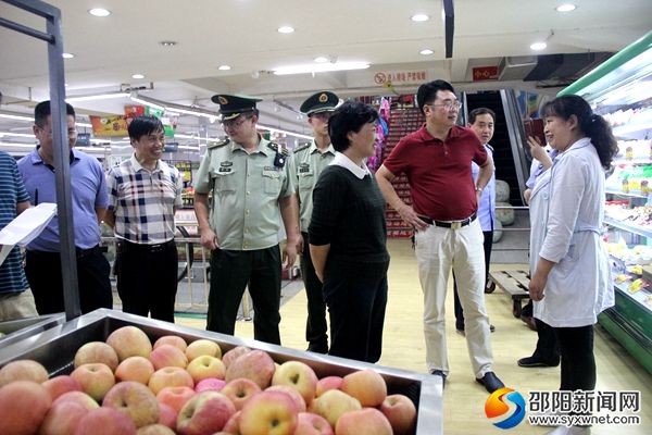 7、在超市察看食品安全卫生情况