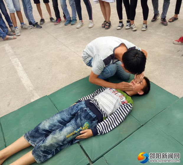 学生模拟急救方法