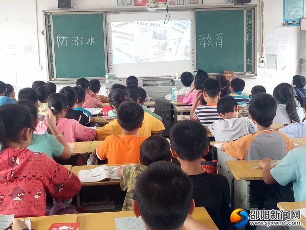 观看“防溺水安全”宣传片