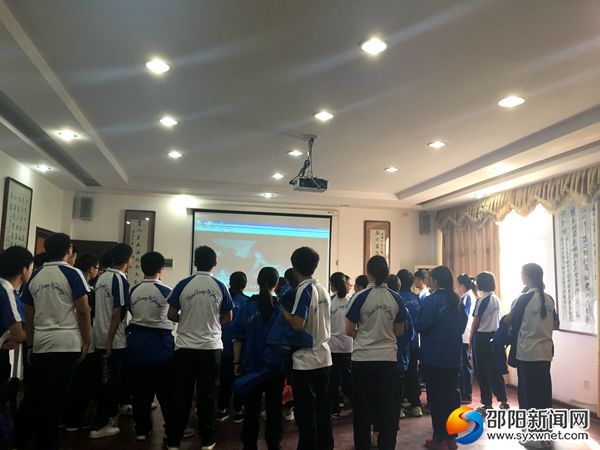 图为同学们在多媒体教室观看禁毒宣传片。