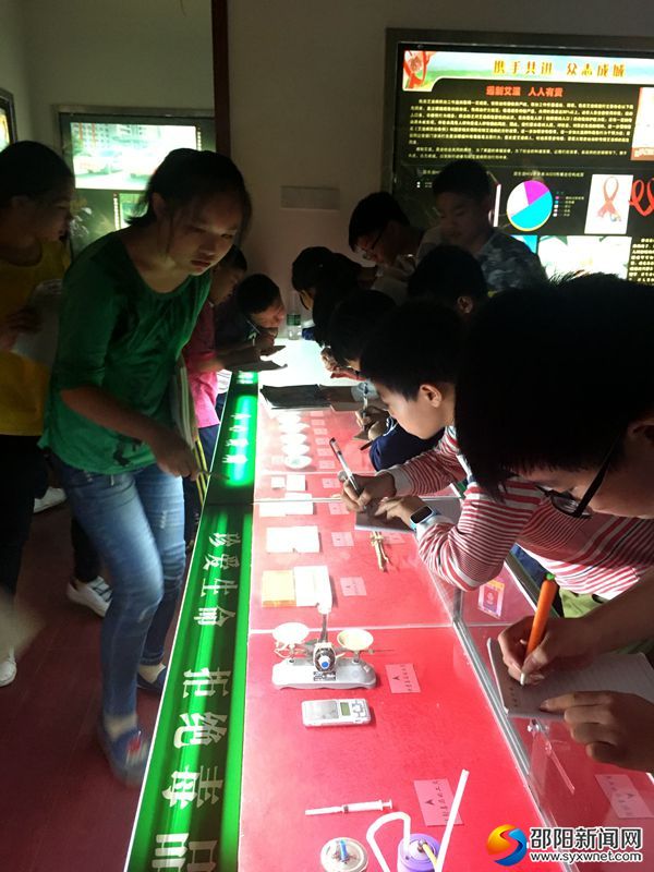 图为同学们通过实物认识毒品。