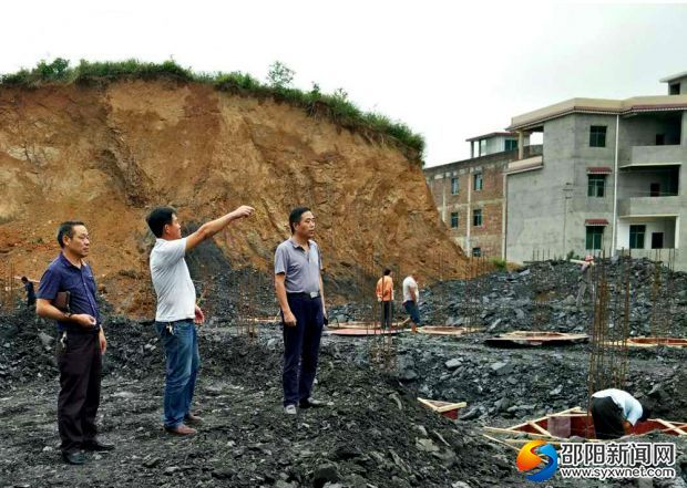 &ldquo;两节&rdquo;期间武冈市卫生计生局班子成员在基层检查安全生产