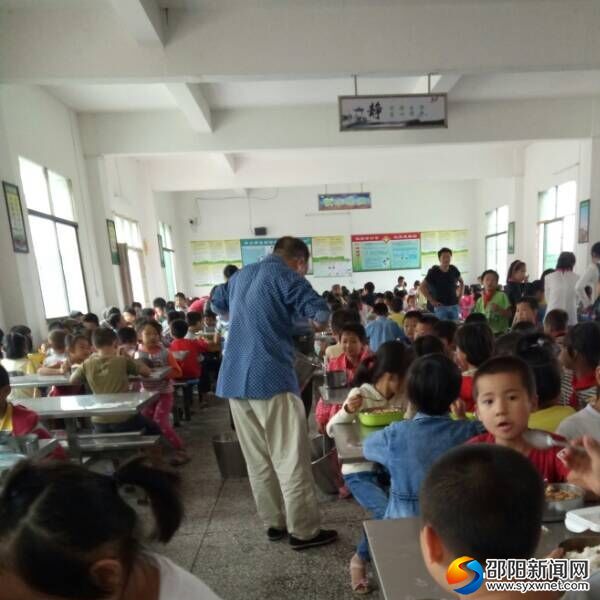 校长亲自为同学们打饭菜