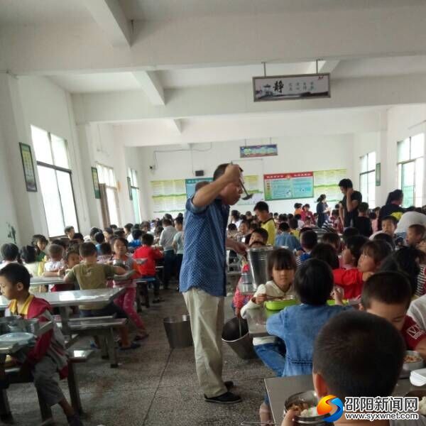 校长亲尝剩余的饭菜