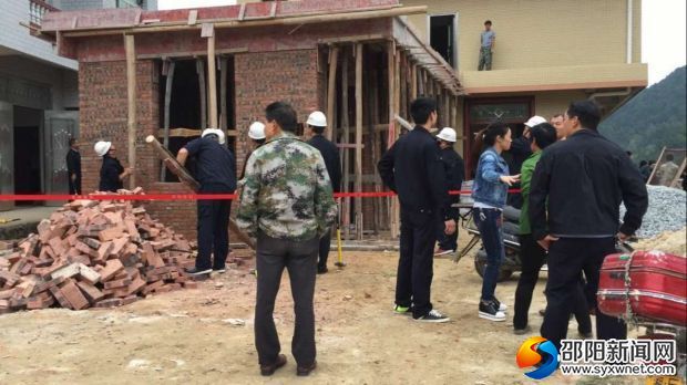 拆除违法建筑现场