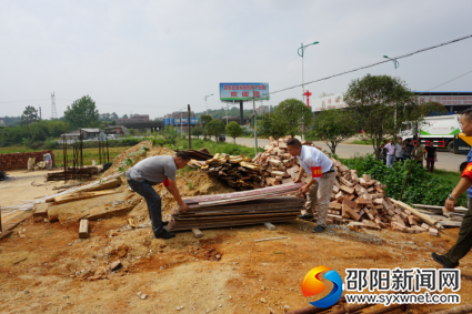 图3:帮助村民拆解建筑材料,搬离现场