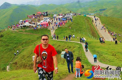 南山大草原游人如织