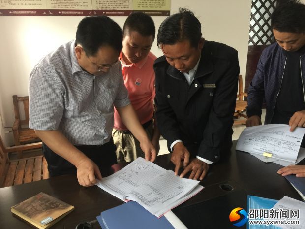 巡查组在崀山景区漂流中心应急值班室检查
