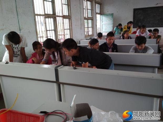 兴趣小组的学生正在热烈讨论