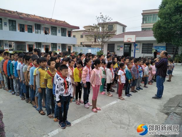 学校校长向同学们进行养成教育