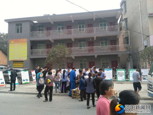 201710110巨口铺镇安监、综治开展宣传 (1)