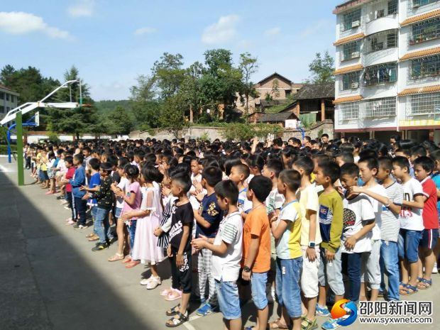 全体师生认真听取张顺伍校长安全倡议