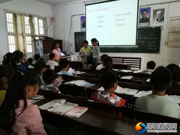 学生上台展示对话