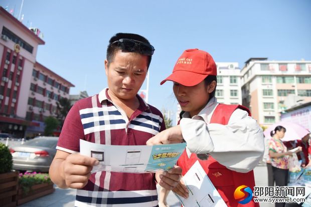 工作人员向客户推荐微信交费服务